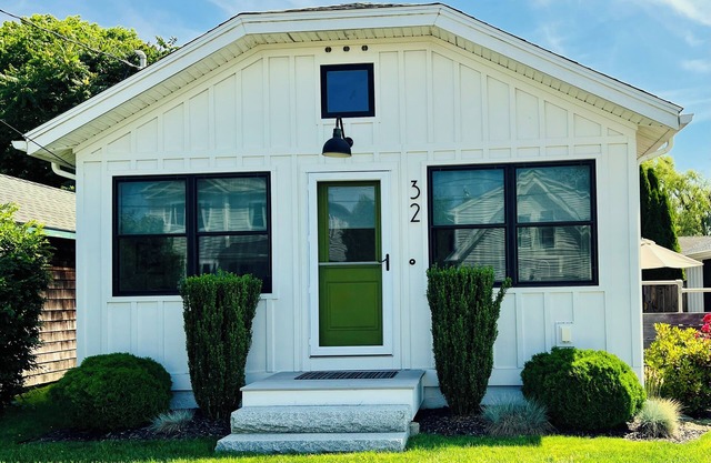 BEACH COTTAGE walking distance to beaches, dining & shops!