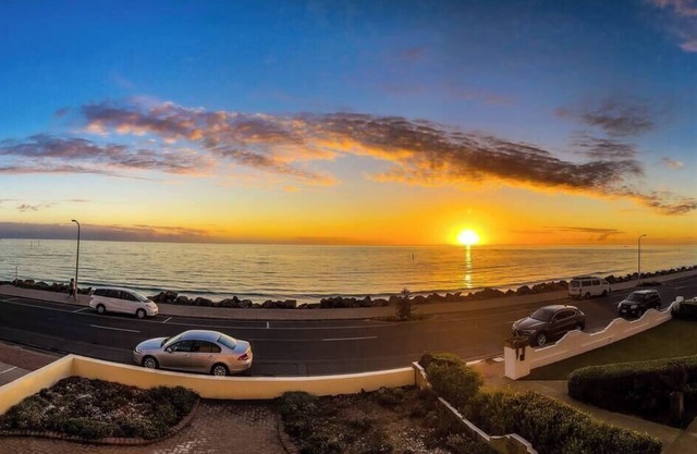 Beach Escape no 10: Sun, Sand, and Beach Await! Bring Your Pets Along!