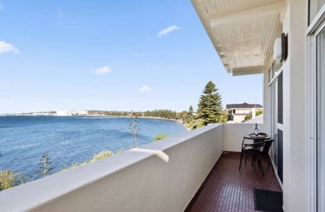 Beach-Front 2 Bedroom Apartment with equipped kitchen, wifi, swimming pool