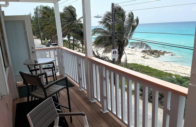 BEACH FRONT-CENTRAL LOCALE-SUNSET VIEW-FREE WIFI-A/C-FAMILY FRIENDLY-AMENITIES