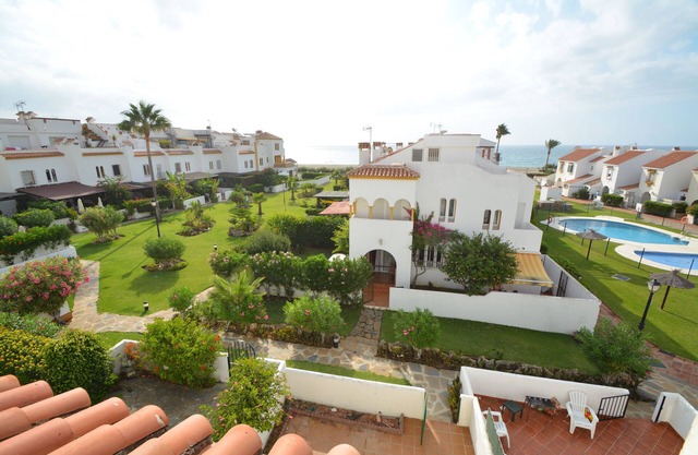 Beach front House with 4 bedrooms with pool near Sabinillas (Estepona)