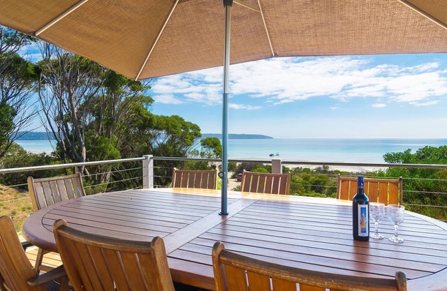 Beach Front. Panoramic Views. Kayaks. Nestled in Nature