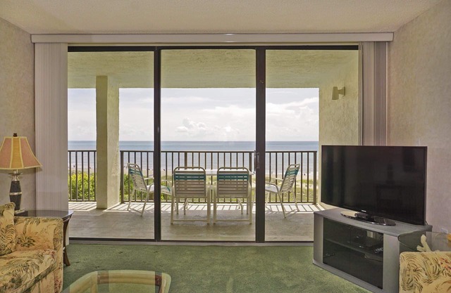 BEACH FRONT TOP FLOOR w/Private Balcony - Master Bedroom & Living Room on Ocean