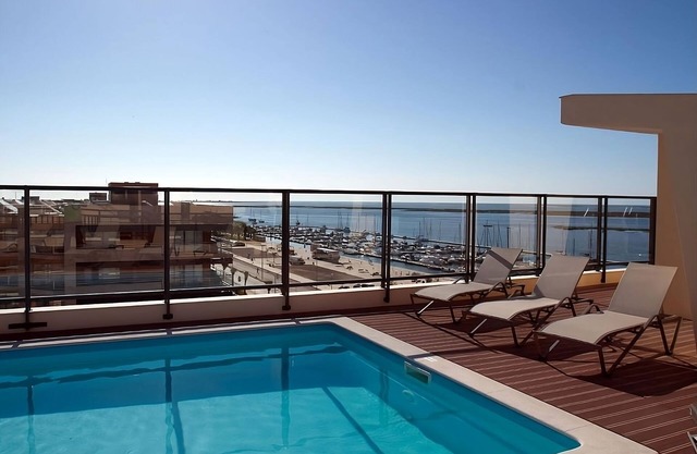 Beach Getaway in Olhão! Swimming Pool, Free Public Parking, Pets are Welcome!