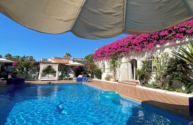 ´Beach & Golf' Large Family Villa, Huge Garden, Private Pool, 350m to the Beach.