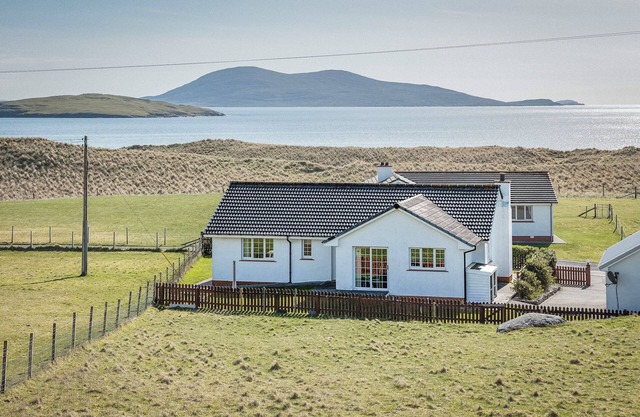 Beach holiday home 5 minutes' walk to Luskentyre Beach
