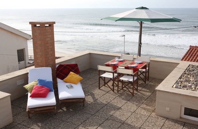 Beach house 50 meters from the sea (Madeiros Water)