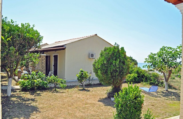 Beach houses Yannis at Agios Gordios beach