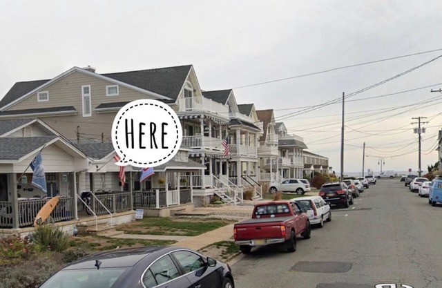 BEACH HOUSE - half block from beach