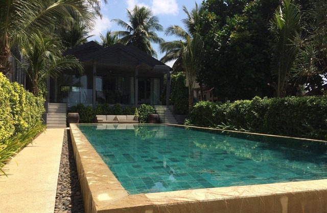 Beach House, situated directly on the beach with amazing sunset view!