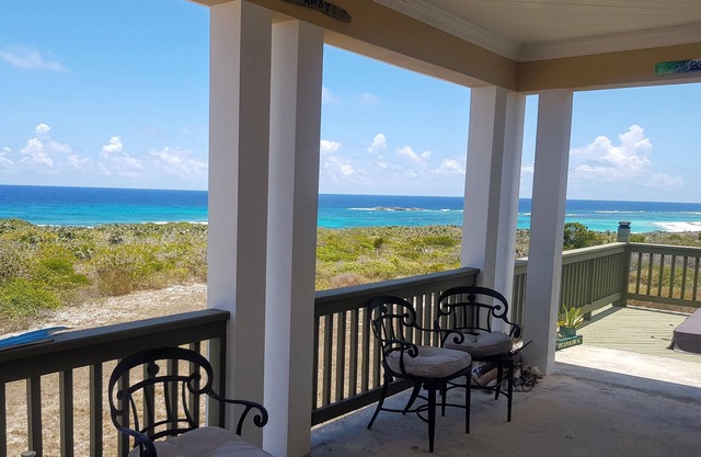 Beach House w/Hot-Tub & Spectacular Ocean Views!