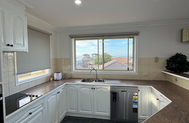 Beach house with water view. Walking distance to amenities . Walk to the beach.