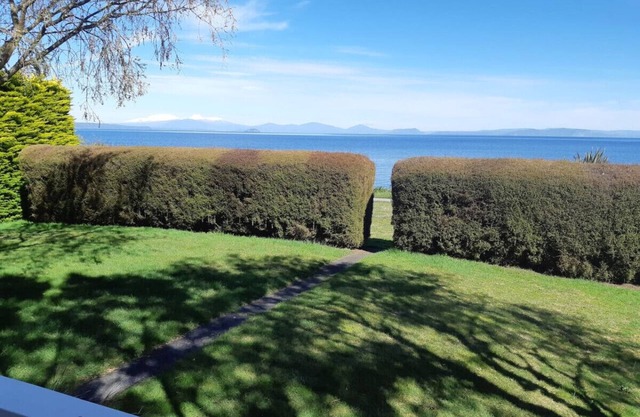 Beach Magic - Large Lakeside home with WiFi