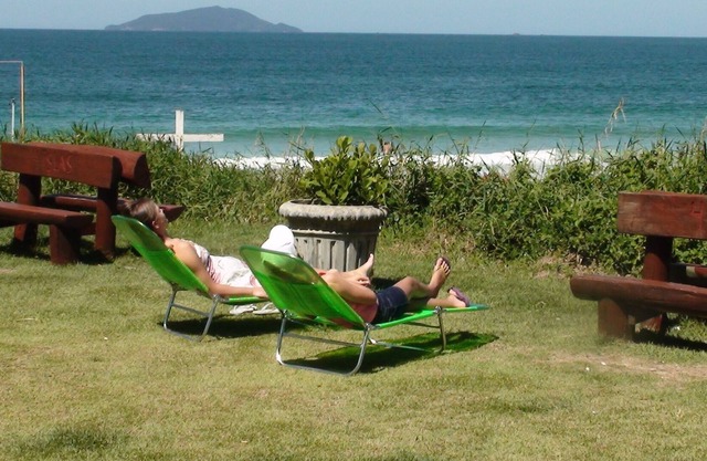 BEACH OF 4 ISLANDS BOMBINHAS APARTMENT WITH 01 BEDROOM 60M FROM THE BEACH AIR WIFI