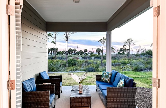 Beach Retreat, Gulf Views, Community Pool, Golf Cart, Walk to Beach