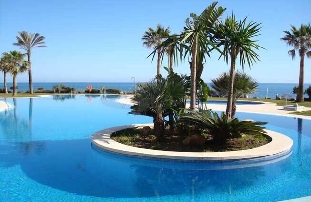 Beach side Apt. 2 large salt water pools. Direct access to Seafront Boardwalk.