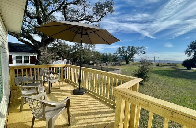 Beach & Sunset views Cottage! Close to Downtown