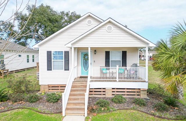 Beach View Cottage Perfect for Family & Friends!