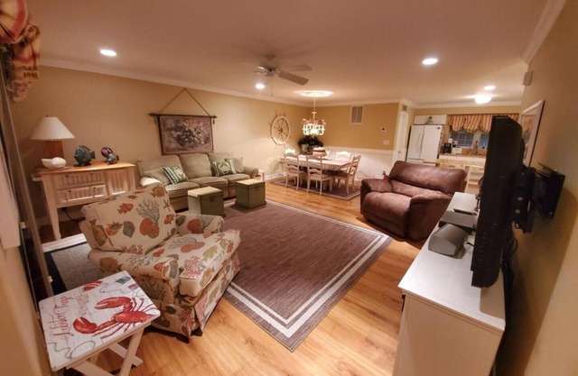 Beach view Fireman’s Weekend & Irish Festival in Septembern 2 Primary Bedrooms