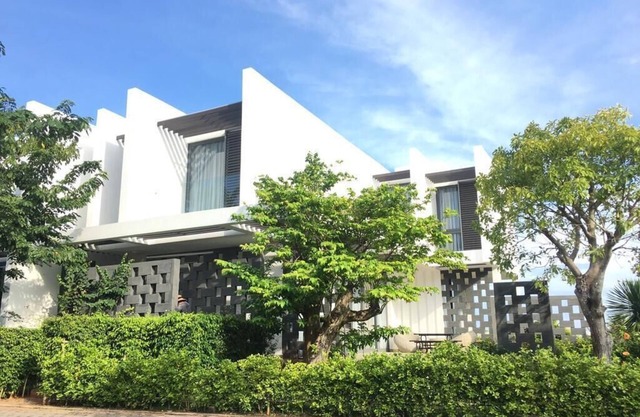 Beach view villa, private pool, near famous tourist attractions.