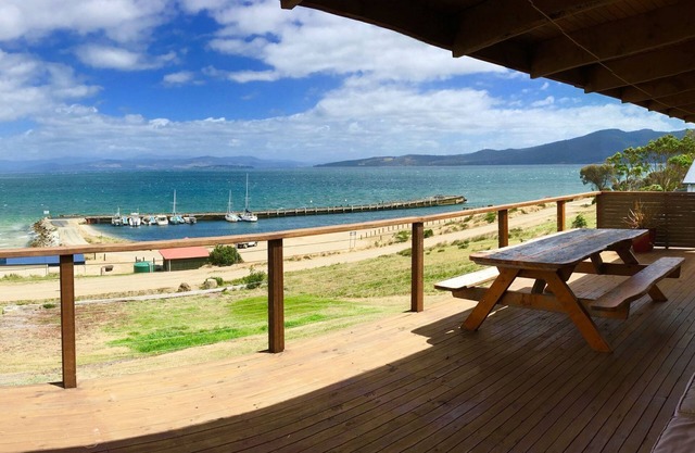 Beachcomber- Bruny Island Beachfront Ocean Views