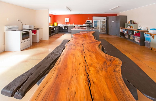 Beachcomber Lodge & Backpacker