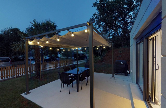 Beachfront - 2 Bedrooms - 4 Guests - Barbecue