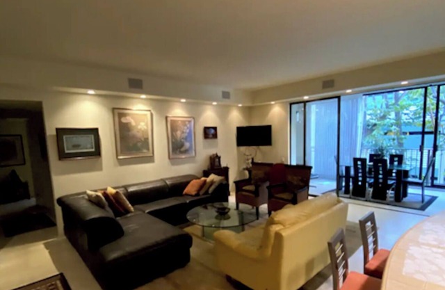 BEACHFRONT - 2bdrm 2 bath, fine art, contemporary design in luxury building.
