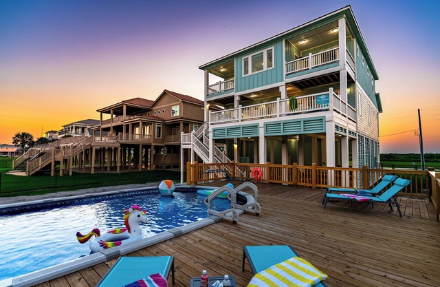 Beachfront 6BR, Sleeps 20, Hot Tub, Pool & Game Room Fun!
