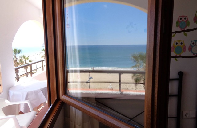 Beachfront Apartment, Air Conditioning, WiFi, 🅿