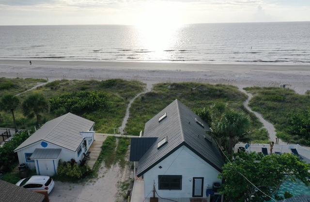 "Beachfront Bliss! 10% Off Week-Long or 15% Off Monthly Stays at Indian Rocks"