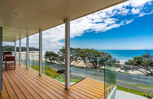 Beachfront Bliss - Beachfront Langs with spectacular views and spa pool