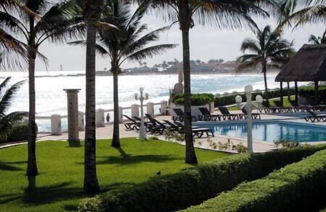 Beachfront Bliss - Spacious 4-Bed with Ocean View