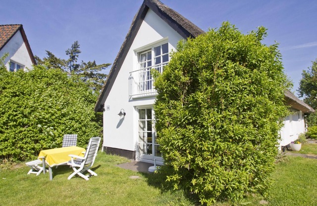 Beachfront idyll by the sea, private bathing area - Gutshof Ostseeblick FeWo 01