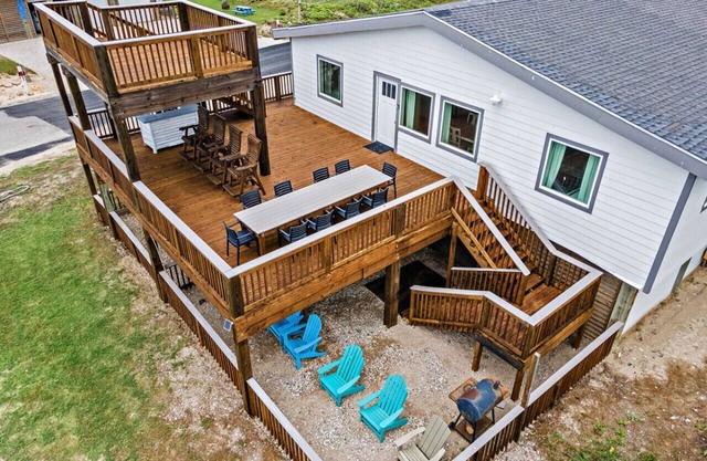 Beachfront Getaway: Fire Pit, Game Room & Views