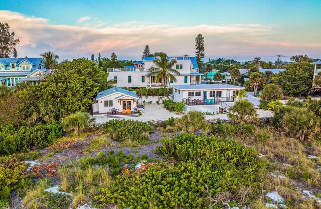 Beachfront Home with Amazing Deck and Beach Views! -Low Tide