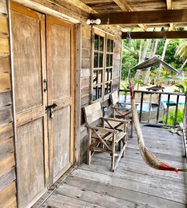 Beachfront Hut Downstairs Astra - Beach Shack Chalet