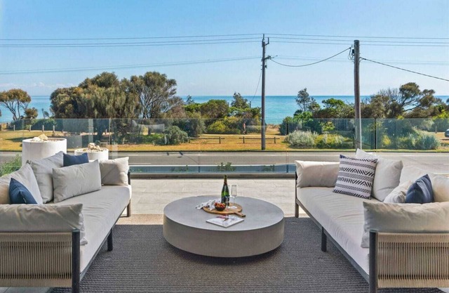 Beachfront Luxury - Bay Views, Games, Wineries