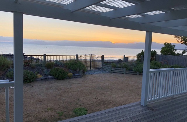 Beachfront luxury in Ruby Bay - 30 mins to Nelson
