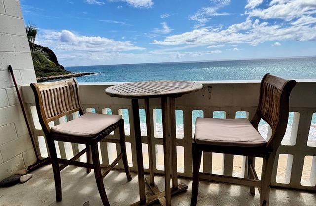 🌊 Beachfront Makaha Condo, Breathtaking Ocean Views, SUMMER SPECIALS! ☀️