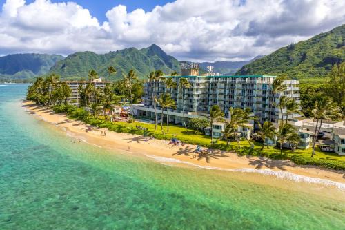 Beachfront Penthouse with 3 Lanais on Oahu!