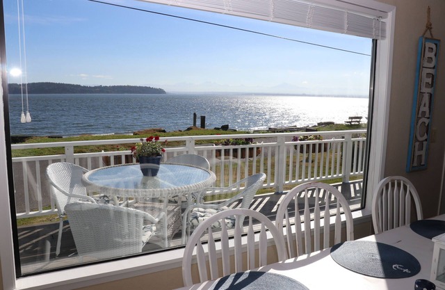Beachfront picture perfect setting and spacious Whidbey home close to ferry