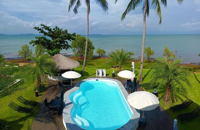 Beachfront Pool Villa and Apartment