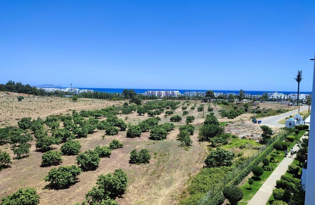 beachfront property with a sea views offers a balcony and free parking.