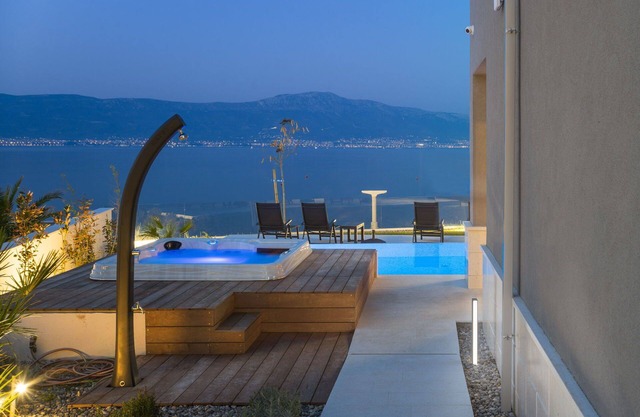 Beachfront Villa Grey Martini with Pool