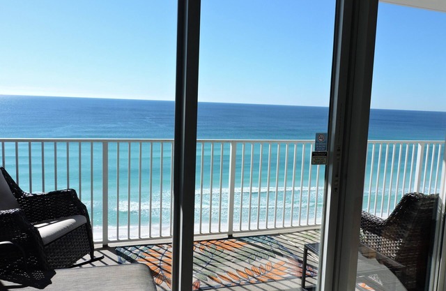 💍 Beachfront w/patio doors fam & bdrm w/rare private underground parking 😉