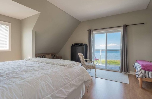 Beachside Getaway Villa with space for 20+