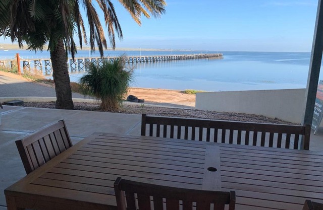 Beachside & Jetty View Apartment 6 - Captain's Apt