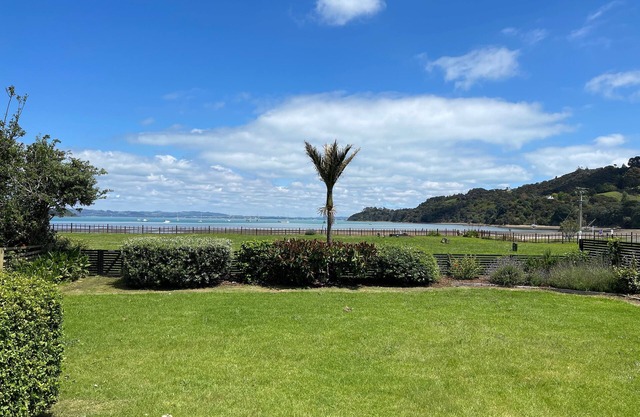 Beachside Kiwi Bach at Blackpool
