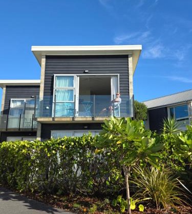 Beachside Studio Apartment with a View